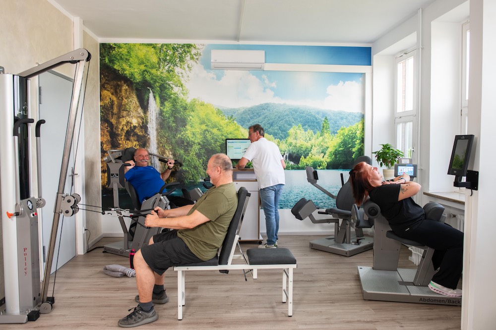 wellness-massgeoel-auf-hand